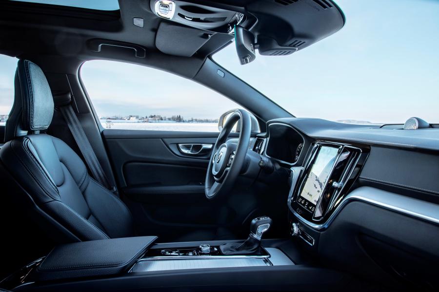 Интерьер Volvo V60 T5 Cross Country 2018 года  (WW) (фото 35 из 44)